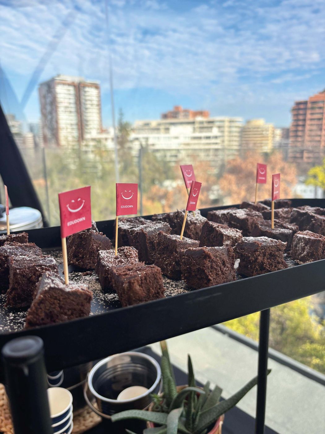 Bandeja de brownies con banderines de Edudown